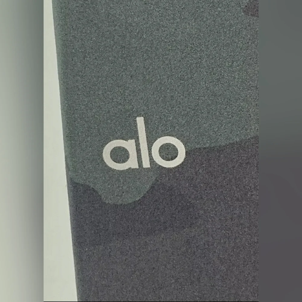 ALO Athletic Green Camo Leggings Yoga Pants Women - Size S